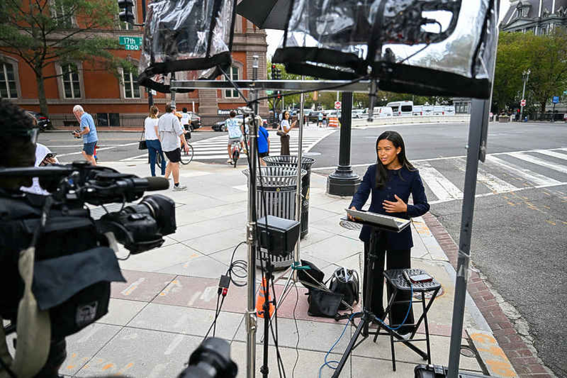 White House turns away CNN, MS NOW, Politico reporters